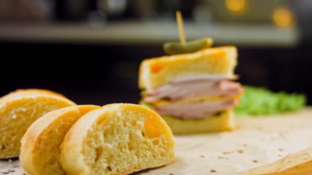 Sandwich Mit Französischem Baguette Käse Salat Und Wurst Schießen Hintergrund — Stockvideo