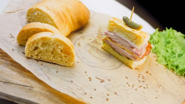 Sandwich Mit Französischem Baguette Käse Salat Und Wurst Schießen Hintergrund — Stockvideo