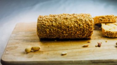 Fıstıklı kek. Arka planda retro-stil bir yemek tepsisinin üzerinde birkaç parça kek ve fıstık var. Makro ve sürgülü atış.