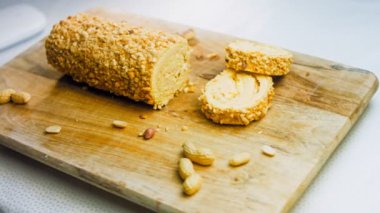 Fıstıklı kek. Arka planda retro-stil bir yemek tepsisinin üzerinde birkaç parça kek ve fıstık var. Makro ve sürgülü atış.