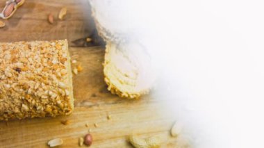 Fıstıklı kek. Arka planda retro-stil bir yemek tepsisinin üzerinde birkaç parça kek ve fıstık var. Makro ve sürgülü atış.