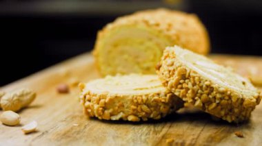 Fıstıklı kek. Arka planda retro-stil bir yemek tepsisinin üzerinde birkaç parça kek ve fıstık var. Makro ve sürgülü atış.