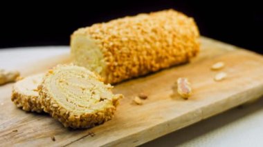 Fıstıklı kek. Arka planda retro-stil bir yemek tepsisinin üzerinde birkaç parça kek ve fıstık var. Makro ve sürgülü atış.