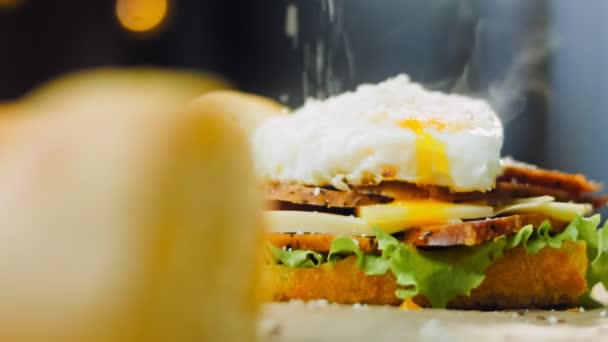Chef Espolvorea Parmesano Sobre Huevo Frito Forma Corazón Que Hierve — Vídeos de Stock