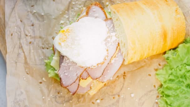 心形煎蛋 用法式面包 沙拉叶和香肠蒸在松饼上 滑翔机射击 — 图库视频影像
