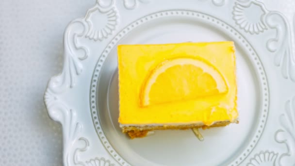 Morceau Gâteau Mandarine Avec Gelée Gâteau Est Dans Une Assiette — Video