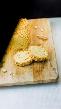 Fıstıklı kek. Arka planda retro-stil bir yemek tepsisinin üzerinde birkaç parça kek ve fıstık var. Makro ve sürgülü atış.