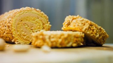 Fıstıklı kek. Arka planda retro-stil bir yemek tepsisinin üzerinde birkaç parça kek ve fıstık var. Makro ve sürgülü atış.