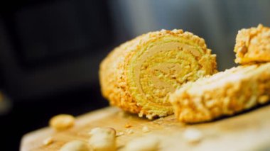 Fıstıklı kek. Arka planda retro-stil bir yemek tepsisinin üzerinde birkaç parça kek ve fıstık var. Makro ve sürgülü atış.