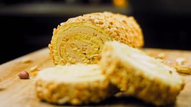 Fıstıklı kek. Arka planda retro-stil bir yemek tepsisinin üzerinde birkaç parça kek ve fıstık var. Makro ve sürgülü atış.