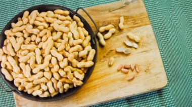 Retro tepside soyulmuş fıstık. Arka planda dalga etkisi. Kaydırıcı atışı.