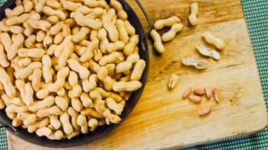 Retro tepside soyulmuş fıstık. Fıstıklar arka planda temizlendi. Kaydırıcı atışı.