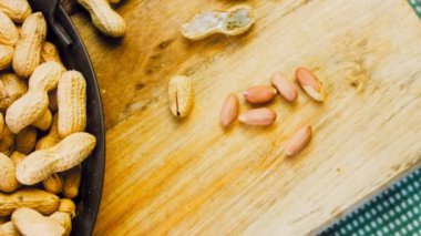 Retro tepside soyulmuş fıstık. Fıstıklar arka planda temizlendi. Kaydırıcı atışı.