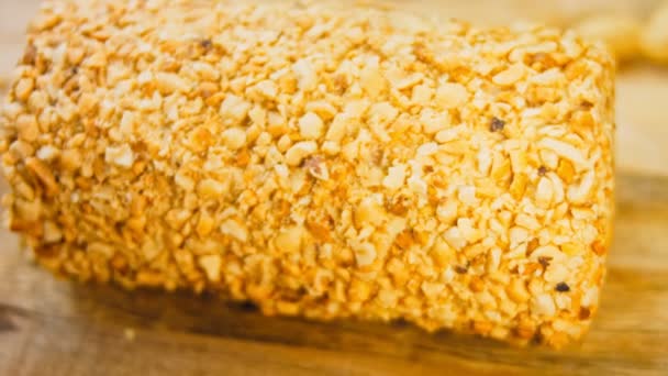 Bolo Amendoim Fundo Estão Alguns Pedaços Bolo Amendoins Uma Crosta — Vídeo de Stock