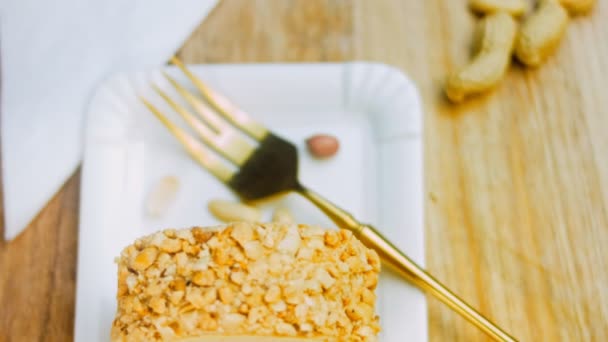 Peanøttkake Tallerken Med Gaffel Bakgrunnen Det Skrelte Peanøtter Retro Lignende – stockvideo