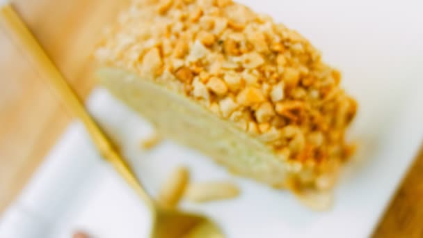 Peanut Roll Cake Piring Dengan Garpu Emas Latar Belakang Adalah — Stok Video