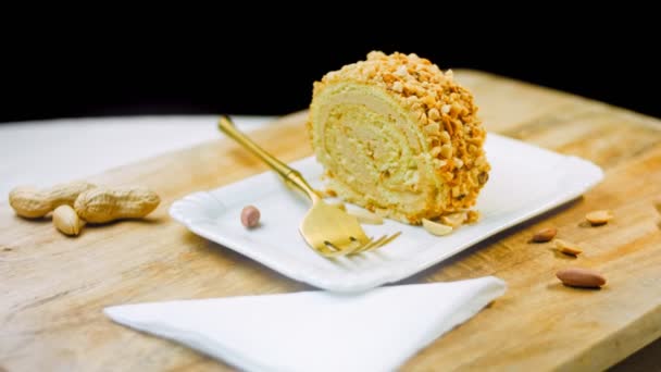 Peanut Roll Cake Piring Dengan Garpu Emas Latar Belakang Adalah — Stok Video