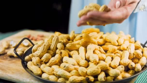 Mulher Analisa Qualidade Dos Amendoins Com Casca Macro Deslizante Tiro — Vídeo de Stock
