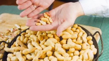 Kadın havlayarak fıstıkların kalitesini analiz ediyor. Makro kaydırma atışı.