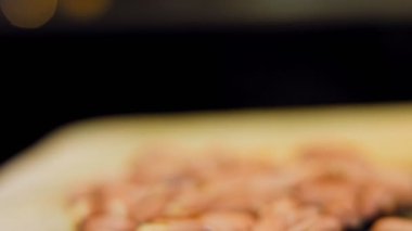 Çerçevesi soyulmuş fıstıkla dolu. Makro kaydırma atışı.