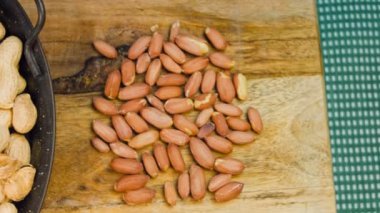 Çerçevesi soyulmuş fıstıkla dolu. Makro kaydırma atışı.