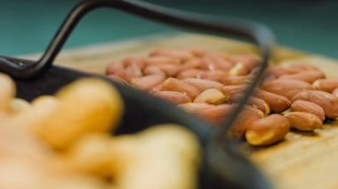 Çerçevesi soyulmuş fıstıkla dolu. Makro kaydırma atışı.
