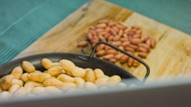 Çerçevesi soyulmuş fıstıkla dolu. Makro kaydırma atışı.