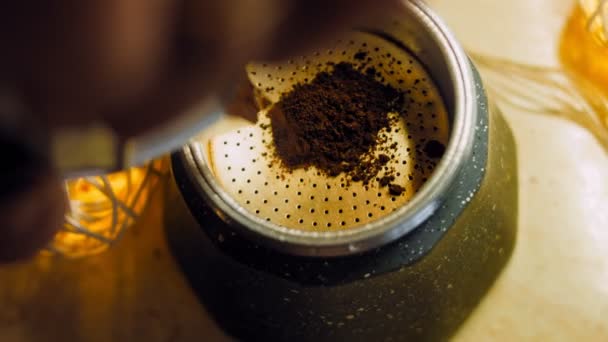 Kadın Kahve Makinesine Doğal Kahve Koyuyor Kahve Makinesinde Kahve Demleme — Stok video