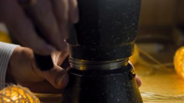 Kahve makinesi parçaları monte ediliyor. Kahve makinesinde kahve demleme işlemi. Romantik ambiyans ve makro çekim..