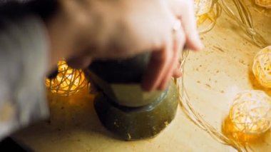 Kahve makinesi parçaları monte ediliyor. Kahve makinesinde kahve demleme işlemi. Romantik ambiyans ve makro çekim..