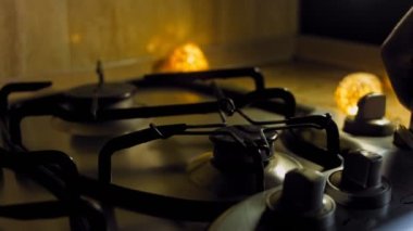 Kadın gazı açar ve kahve makinesini ateşe verir. Kahve makinesinde kahve demleme işlemi. Romantik ambiyans ve makro çekim..
