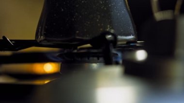 Kahve makinesi yanıyor. Kahve makinesinde kahve demleme işlemi. Romantik ambiyans ve makro çekim..