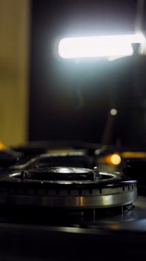 Kahve makinesi yanıyor. Kahve makinesinde kahve demleme işlemi. Romantik ambiyans ve makro çekim..