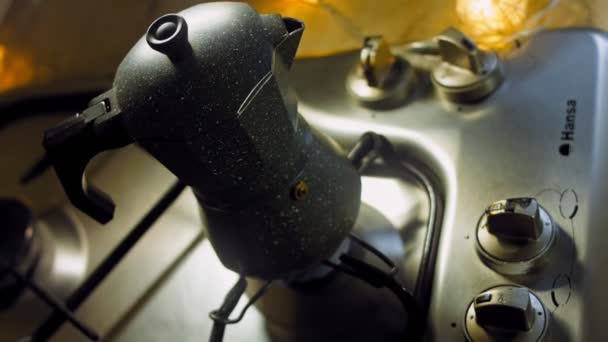 Koffiemachine Staat Brand Koffiezetten Proces Het Koffiezetapparaat Romantische Ambiance Macro — Stockvideo