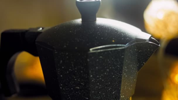Kaffemaskinen Brinner Kaffebryggning Kaffebryggaren Romantisk Atmosfär Och Makro Filma Med — Stockvideo