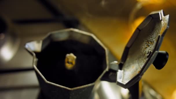 コーヒーメーカーでコーヒーを沸騰させ スチームと凝縮ストローブを作る コーヒーメーカーでコーヒー醸造プロセス ロマンチックな雰囲気とスライダーでマクロ撮影 — ストック動画