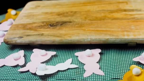Felteszi Csokis Panettont Sütőtálcára Háttérben Húsvéti Tisztogatások Papírból Makró Csúszkafotózás — Stock videók