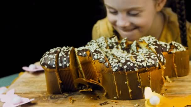 Flickan Glad Och Flirtar När Hon Ser Chokladkakan Bakgrunden Utrensningar — Stockvideo