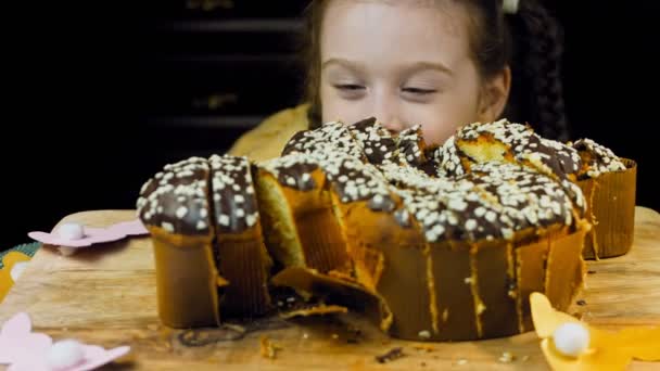 Lány Boldog Amikor Meglátja Csokitortát Háttérben Húsvéti Tisztogatások Papírból Makró — Stock videók