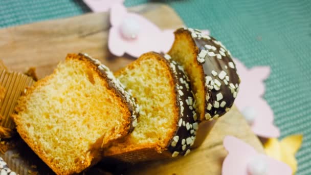 Nakrájený Čokoládový Panettone Pozadí Jsou Velikonoční Zajíčci Papíru Pořizování Maker — Stock video