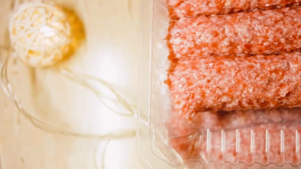 Uma Caixa Transparente Com Salsichas Rosa Salsichas São Organizadas Uma — Vídeo de Stock