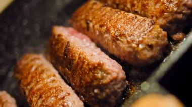 Pembe sosisler ızgara tavasında kızartılır. Sosisler sıraya dizildi. Sosisler buhar oldu. Kaydırıcı atışı.