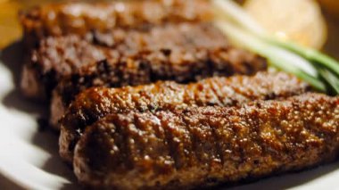 Taze soğanlı taze sosisler. Kaydırma atışı. Arka planda ışıklar ve romantik bir çevremiz var..