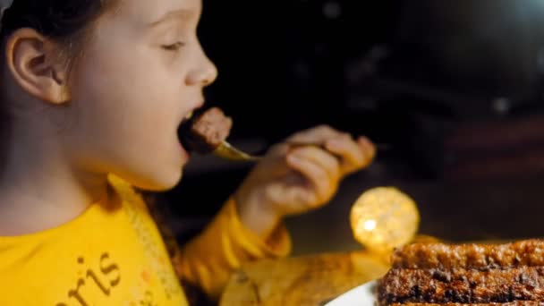 Küçük Kız Sosis Çatalıyla Tadıyor Taze Soğanlı Taze Sosisler Kaydırma — Stok video