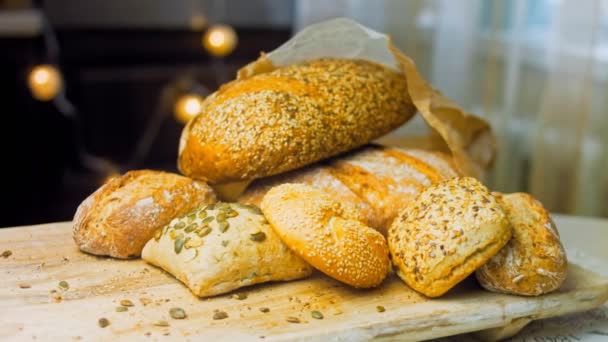 Diferentes Tipos Pão Fresco Mesa Madeira Sortimento Isolado Pão Sobre — Vídeo de Stock