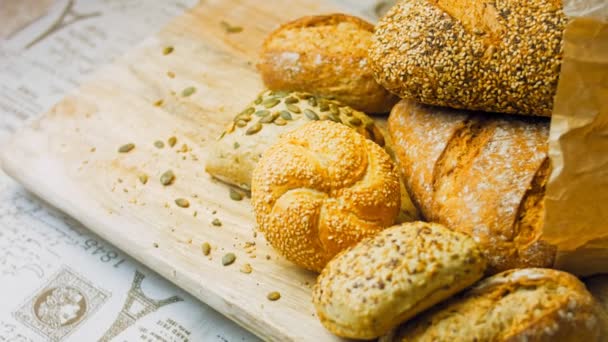 Diferentes Tipos Pão Fresco Mesa Madeira Sortimento Isolado Pão Sobre — Vídeo de Stock