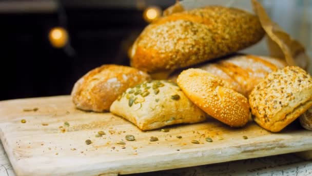 Diferentes Tipos Pão Fresco Mesa Madeira Sortimento Isolado Pão Sobre — Vídeo de Stock