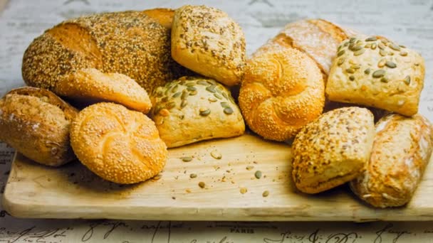 Olika Sorters Färskt Bröd Träbord Isolerat Sortiment Bröd Brun Bakgrund — Stockvideo