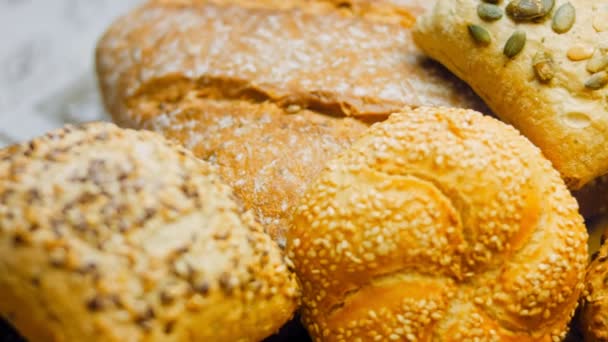 Verschiedene Arten Von Frischem Brot Auf Einem Holztisch Vereinzelte Brotauswahl — Stockvideo