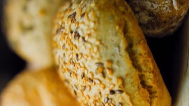 Διαφορετικά Είδη Φρέσκου Ψωμιού Ξύλινο Τραπέζι Μεμονωμένη Ποικιλία Ψωμιού Καφέ — Αρχείο Βίντεο